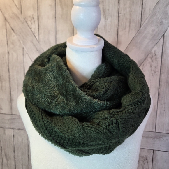 UGG Cable Knit Hat and Scarf Set in Forest Green - Picture 6 of 6
